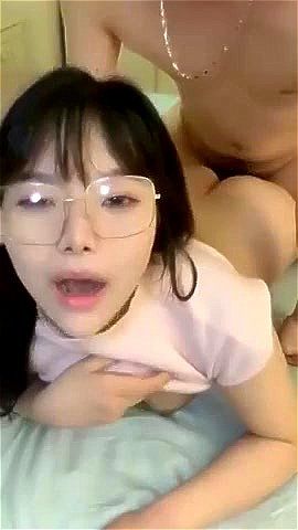 热情亚洲情侣的亲密时刻