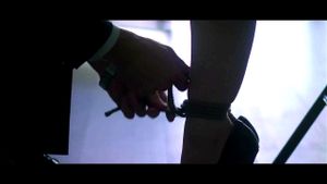 Ella Hughes在一位富有男士的引导下，体验着被主导的愉悦时刻。
