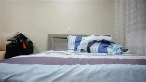 亚裔男性陪伴白人女性