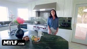 我那位随和的继母发现我盯着她巨大的胸部看，并允许我在房子里的每个角落与她做爱