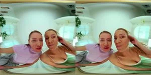 两位美女在你脸上的VR体验