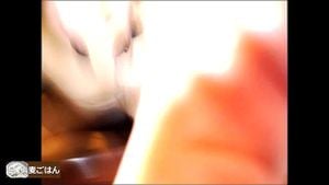 ネカフェで配祀中に男に犯される変態ライバー女