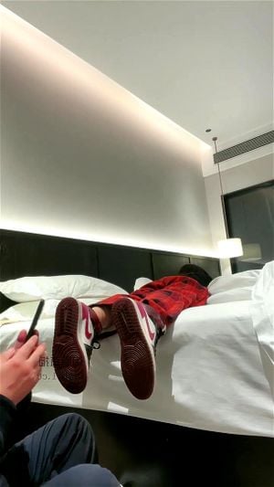 中国女性主导的恋足舔鞋视频，探索足部崇拜与服从的刺激体验，满足特殊癖好。