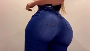 牛仔裤试穿的丰满美女