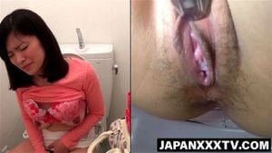 亚洲女性私密近景，指尖挑逗直至高潮喷涌，浴室激情瞬间。