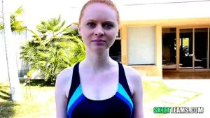 猛烈冲击游泳教练的激情时刻，体验专业领域的私密指导。