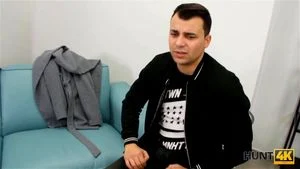 狩猎4K。苗条辣妹与她戴绿帽子的男朋友附近的车主交配
