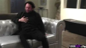 汤米手枪猛击吉尔卡西迪的阴部如此用力