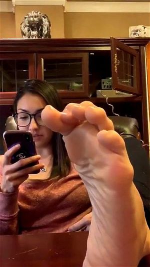 戴眼镜的性感美女展示完美脚底与修长脚趾