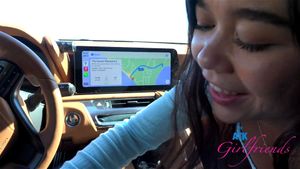 Brianna Arson在驾车途中享受甜蜜阴部玩耍，然后在路上提供GFE口交