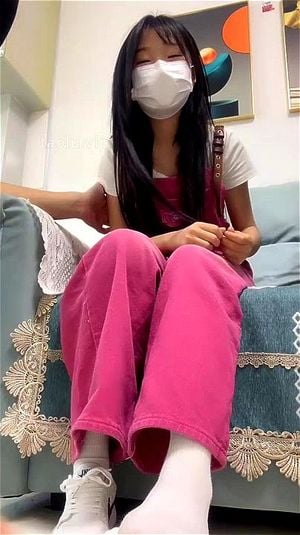 嗅闻女性丝袜与美足