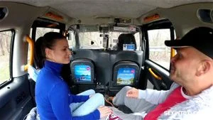 性感棕发美女接受了出租车司机的诱惑提议