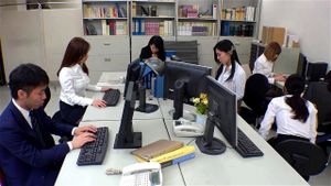 饥渴的办公室女郎
