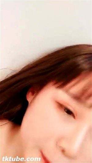 高颜值短发萌妹KIKI使用道具黑屌骑乘玻璃棒抽插，跳蛋震动让她高潮喷水，呻吟大声非常诱人。