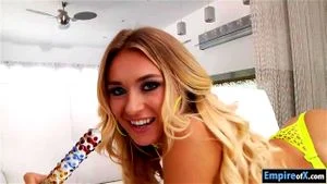 金发美女娜塔莉亚·斯塔尔，以其迷人的外表和火辣的身材吸引观众。探索她的成人影片，享受性感诱惑和激情表演，满足你对金发美女的幻想。