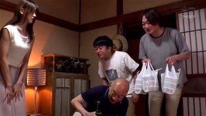 与丈夫一起搬回乡下，年轻妻子遇到了一位好色的邻居