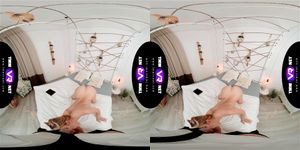 TmwVRnet - Eyla Moore - 迷人的金发女郎在床上等待男人
