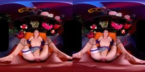 身材性感的Nancy化身《火影忍者》井野性感装扮，超短裙搭配高跟凉鞋激情高潮，脚踝链点缀间产生强烈性欲冲动.