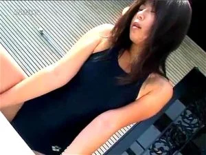 享受池边自慰的性感体验，沉浸在成人娱乐的愉悦中。