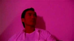 在《赤裸毒药2》中，探索一个充满诱惑和危险的成人世界，这里只有自愿的成年人参与。体验一场紧张刺激的冒险，深入欲望的核心，满足您对成熟、性感内容的渴望。准备好被这个引人入胜的故事情节和激烈的场面所吸引，适合寻求高质量成人娱乐的观众。