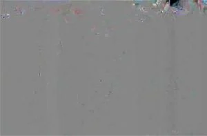 红头发的漂亮女孩玩她的玩具