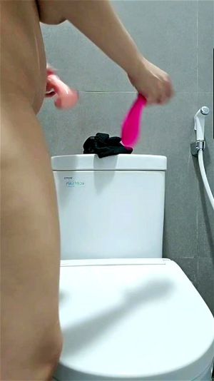 丰满胸部在公共洗手间自慰