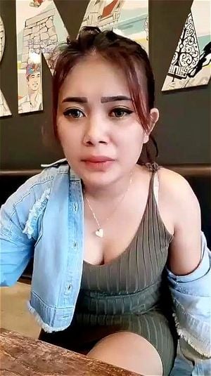 在厕所咖啡馆，一个诱人的场景正在上演。一位成熟的女性在私密的空间里展现了她的魅力与性感，准备迎接一段难忘的成人体验。
