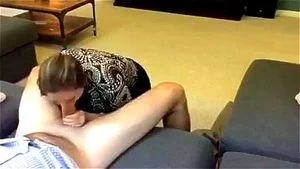 一个火辣的黑发美女的鸡巴崇拜