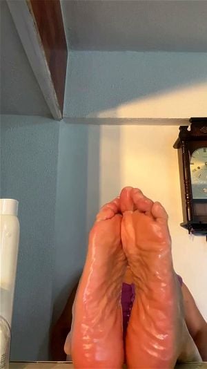 油亮脚底拉丁熟女