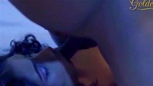 孤独的女孩在窃贼面前遭遇激情性爱