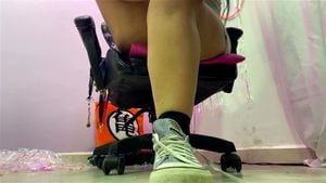经过漫长的一天后，失败的奴隶必须闻我的鞋子、袜子和脚