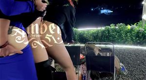 越南男子在户外与两位女性激情缠绵