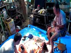 性感怀孕的日本熟女与流浪汉激情缠绵。