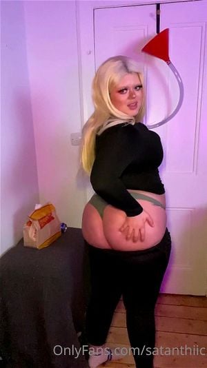 性感丰满女孩体重增加与试穿