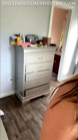 丰满金发美女试穿牛仔裤