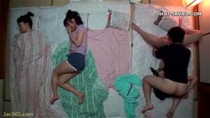 我的新妻子有两位极其美丽的女儿。
