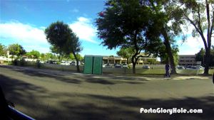 Porta Gloryhole 红发女郎准备在公共寻欢洞里把头送给陌生人