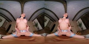 丰满美女Jewelz Blu用VR色情诱惑你直到疯狂
