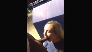 挪威女性白人女孩享受大尺寸黑人性爱，户外口交后脸部接受精液喷射，瑞典黑人性感口交服务