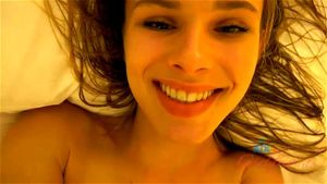 Jillian Janson的虚拟度假：在异国情调的虚拟世界中，这位魅力四射的年轻女性开启了一场充满激情与探索的旅程，沉浸在感官刺激的体验中。这部影片展现了她在成人幻想中的冒险，带来令人难忘的视觉盛宴。适合寻求放松与娱乐的观众欣赏。