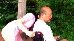 字幕日本怪异半裸护理员户外