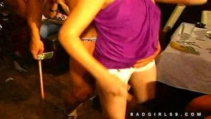 穿衣服的女性对裸体男性饥渴