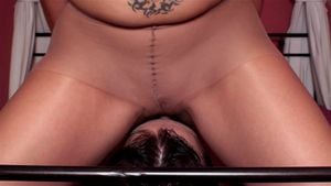 丝袜女王用窒息式坐脸调教奴隶