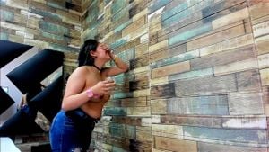 Camgirl 将牛奶喷入玻璃杯并尝试吞下 (2)