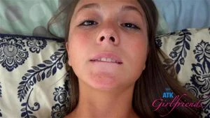 甜美无辜的米拉·梦露得到她的小穴被舔然后以第一人称视角吮吸鸡巴