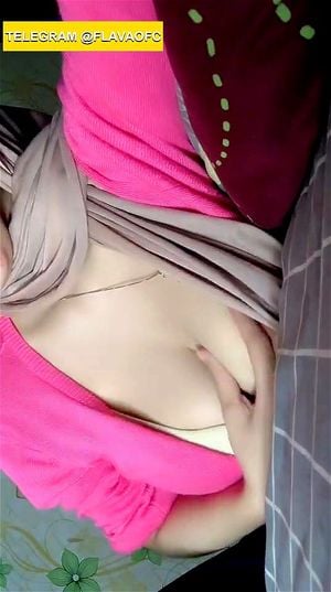 宝贝在直播中炫耀她光滑白皙的娇躯