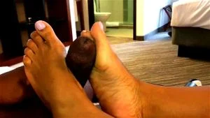 黑肤姐妹足部激情对决肉棒!!