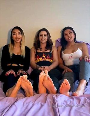 三位成熟女性的足部自慰指导
