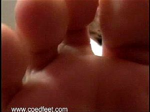 PJ的性感足部踩踏主观视角