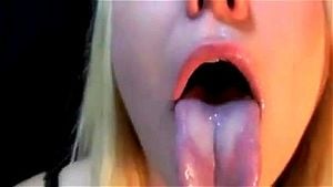 长舌金发美女